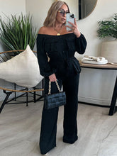 Schulterfreier, langärmliger Jumpsuit mit Riemchen und Taille